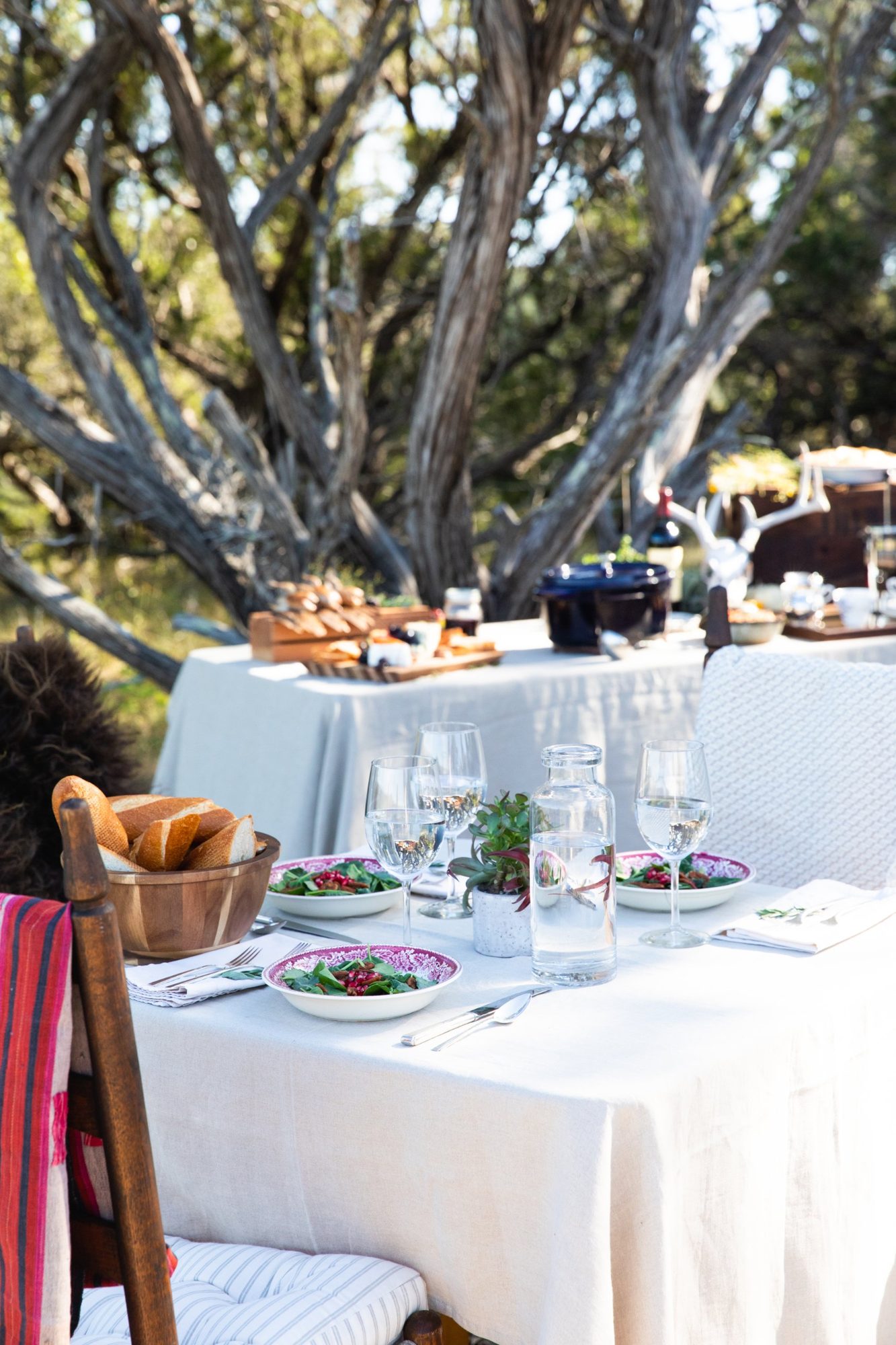 The midday table set under the trees